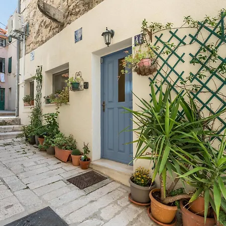 Old Town Cozy In Walk To Diocletians Palace And Beaches Lägenhet