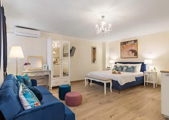 Old Town Cozy In Walk To Diocletians Palace And Beaches Lägenhet