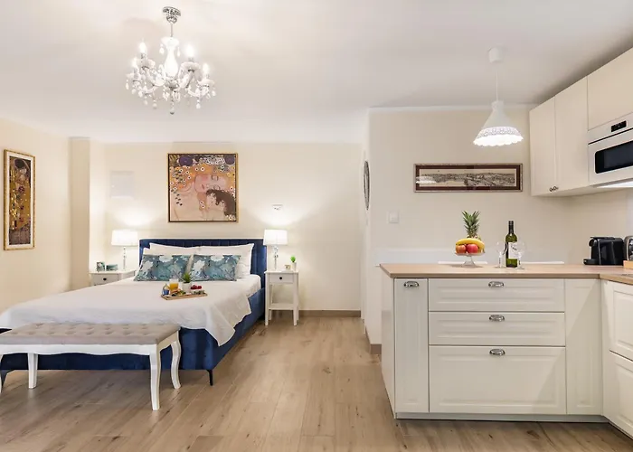 Old Town Cozy In Walk To Diocletians Palace And Beaches Lägenhet