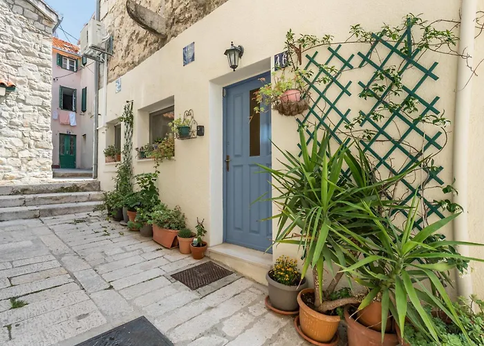 Old Town Cozy In Walk To Diocletians Palace And Beaches Lägenhet